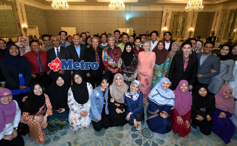 Timbalan Perdana Menteri Datuk Seri Dr Ahmad Zahid Hamidi bersama isteri Datin Seri Hamidah Khamis ketika bergambar bersama pelajar dan rakyat Malaysia di majlis makan malam bersama Diaspora Malaysia di Turki, malam tadi. - Foto BERNAMA