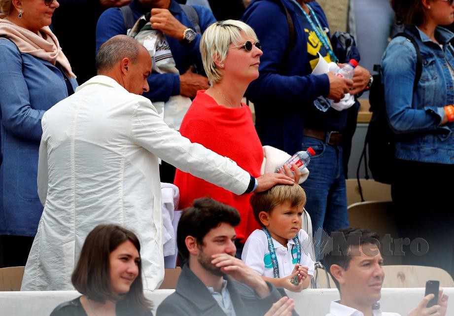 Stefan memerhatikan aksi Djokovic. FOTO Reuters.