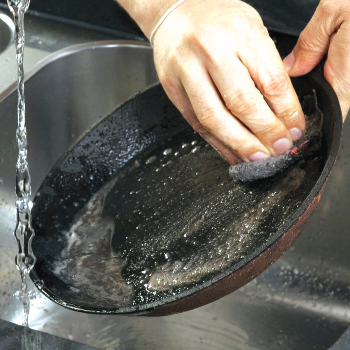 ELAK menggunakan pencuci periuk permukaan kasar untuk perkakas anti lekat. - FOTO Google