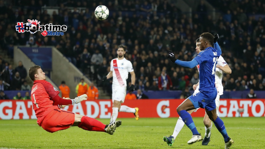 PEMAIN Leicester Demarai Gray membuat percubaan ke arah pintu gol Club Brugge pada aksi Kumpulan G Liga Juara-Juara Eropah, awal pagi tadi. FOTO AFP 