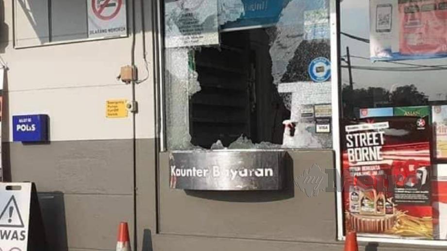 Cermin sebuah stesen minyak yang dipecah masuk hari ini. FOTO Ihsan Pembaca
