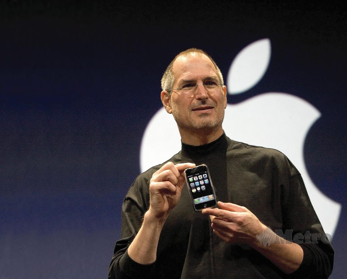JOBS memperkenalkan iPhone pertama pada 2007 yang memberi evolusi dunia teknologi.