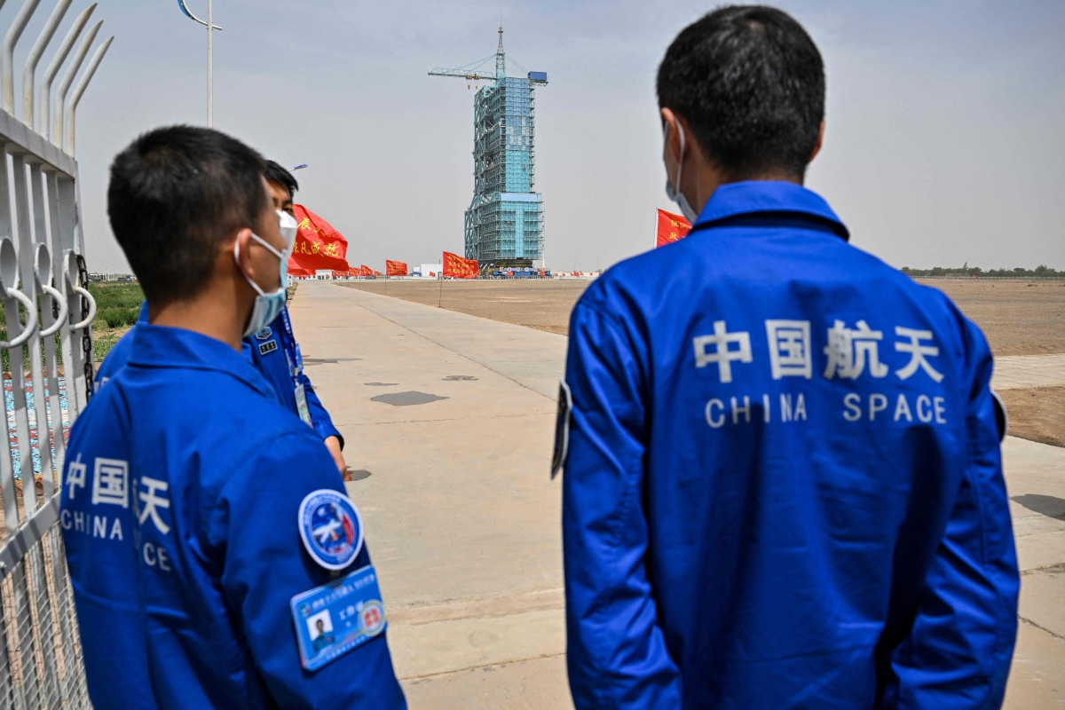KAKITANGAN program angkasa lepas China memerhatikan platform pelancaran Shenzhou-16 di  Pusat Pelancaran Satelit Jiuquan di barat laut China. FOTO AFP