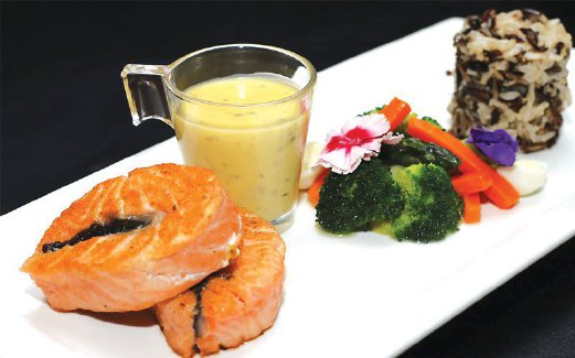 10. STIK salmon enak dinikmati bersama sayuran dan sos bernaise. 