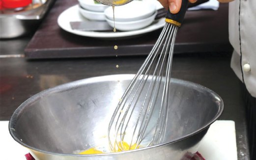 7. PUKUL telur yang dicampur bersama jus lemon dan air panas. 