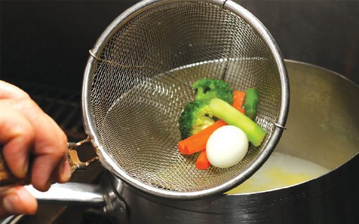 6. CELUR semua sayuran yang dipotong kecil dan telur puyuh ke dalam air mendidih yang ditambah mentega.