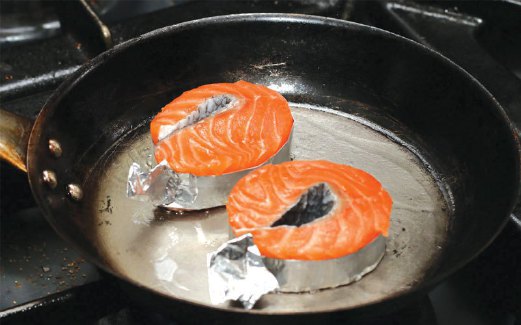 5. MASAK ikan salmon di atas kuali hingga bertukar warna keperangan dan ketepikan. Jangan masak terlalu lama. 