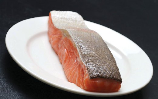 4. PERAP kepingan ikan salmon dengan garam dan lada sulah. 