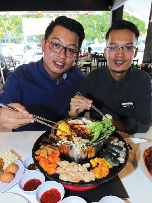 (DARI kiri) Muhammad Zuraimi bersama abangnya Muhammad Zuhaili menunjukkan hidangan stimbot dan gril di Hot Pot King.