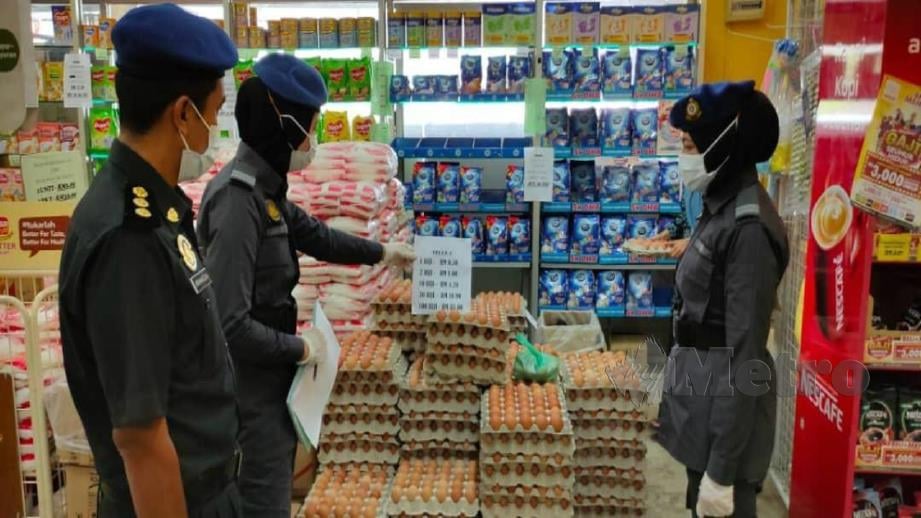 PEGAWAI KPDNHEP Terengganu melakukan pemeriksaan di sebuah pasar raya di di negeri ini.  FOTO Ihsan KPDNHEP