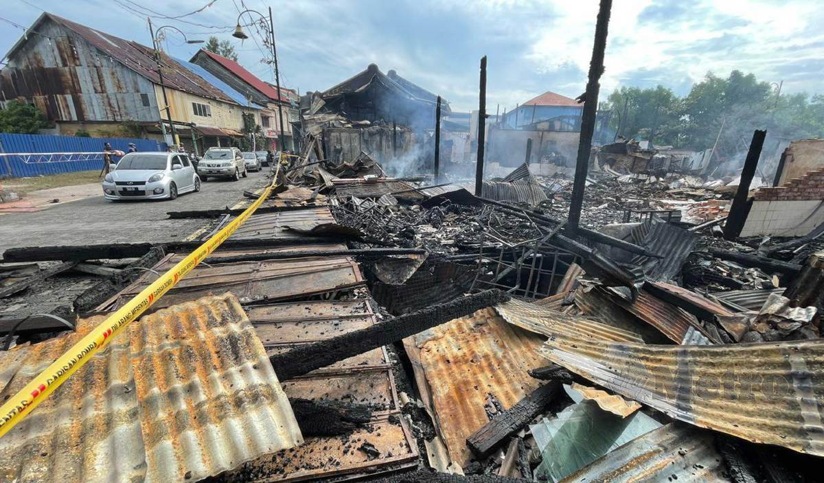 DERETAN 12 rumah kedai termasuk kedai kain milik Syeikh Muhammad Zainuddin musnah dalam kebakaran di Jalan Bandar, Kampung Cina. FOTO Ghazali Kori