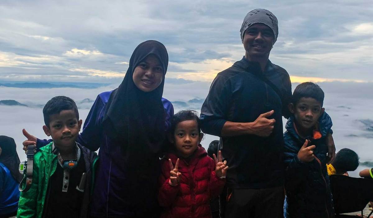 MOHD Fikri dan isteri, Norhiza Fadila bersama tiga anak mereka di puncak Gunung Stong.FOTO Ihsan Mohd Fikri Mohd Soffian