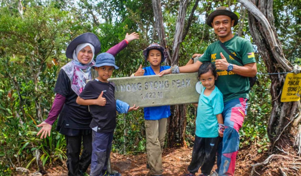 MOHD Fikri bersama isteri dan tiga anak bergambar kenangan ketika mendaki Gunung Stong. FOTO Ihsan Mohd Fikri Mohd Soffian