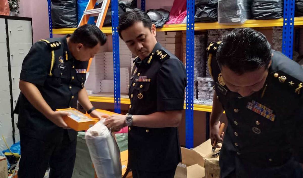KPDN Selangor rampas beg disyaki jenama tiruan dianggarkan bernilai RM1 juta menerusi serbuan di sebuah stor simpanan dan premis jualan dalam pasar raya di Klang. FOTO Ihsan KPDN Selangor