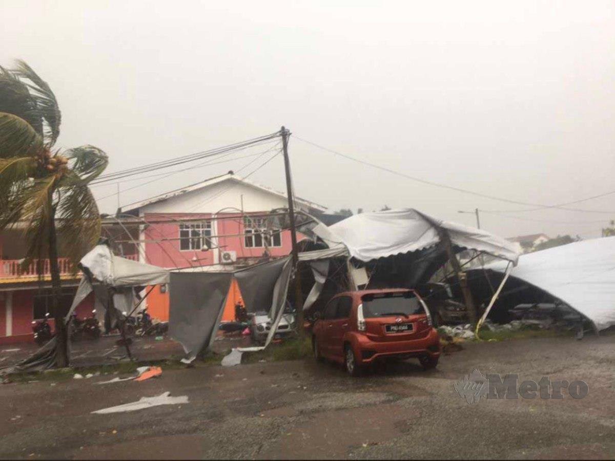 KHEMAH persiapan majlis berbuka puasa yang dijangka dihadiri Menteri Besar Kedah rosak akibat ribut. FOTO ihsan APM