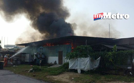 Stor yang musnah dalam kebakaran di Batang Kali pagi tadi. - Foto Ihsan Pembaca