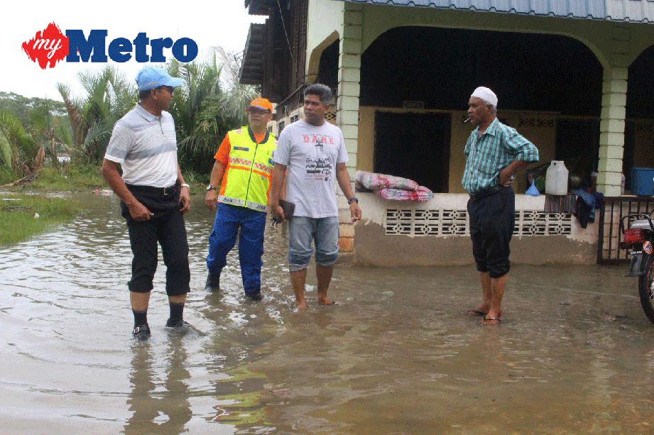 Tajul Urus (kiri) melawat mangsa banjir di Kampung Sungai Pial, Tanjung Dawai, hari ini.  FOTO Nor Farhani Che Ad