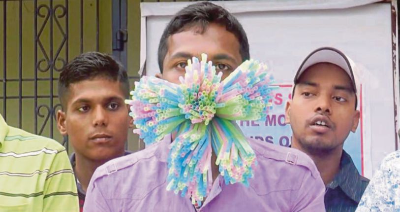 Rekod straw paling banyak dalam mulut Harian Metro