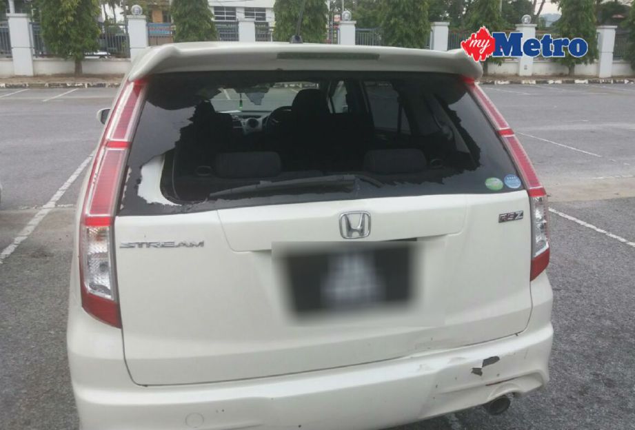 Cermin belakang kenderaan Shima yang dipecahkan dua lelaki di Kolej Matrikulasi Kedah, Changlun, hari ini. FOTO Muhaamad Hafis Nawawi