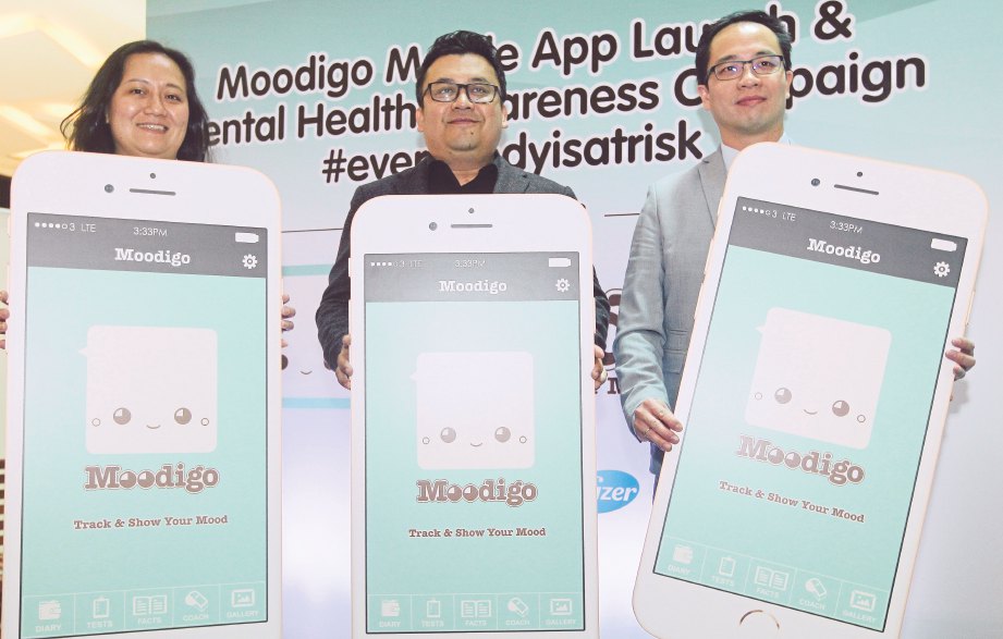 DARI kiri Noor Yang Azwar, Dr Hazli dan Dr Ng melancarkan aplikasi Moodigo baru-baru ini.
