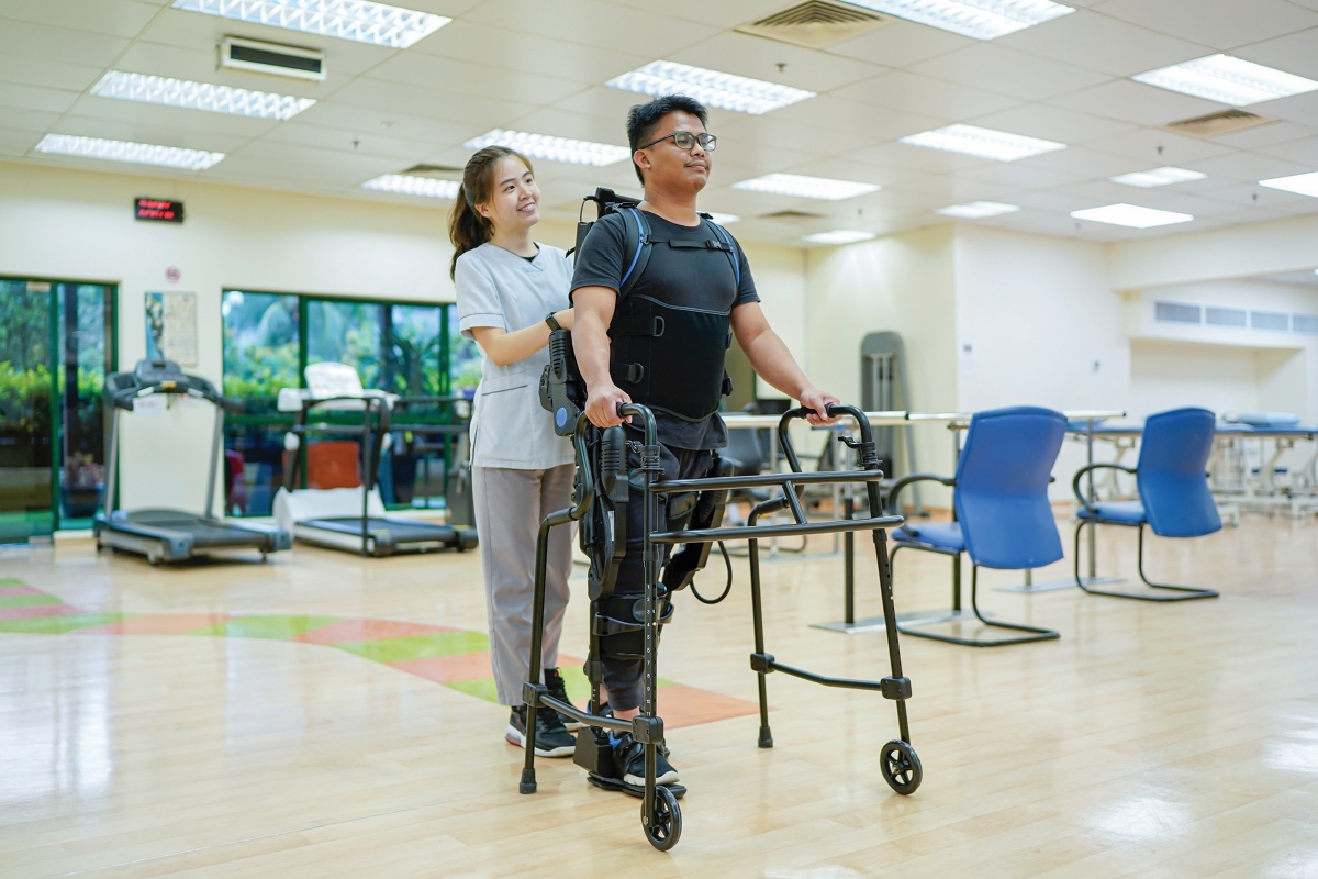 TEKNOLOGI robotik dapat membantu pesakit yang baru pulih daripada strok untuk berjalan semula. 