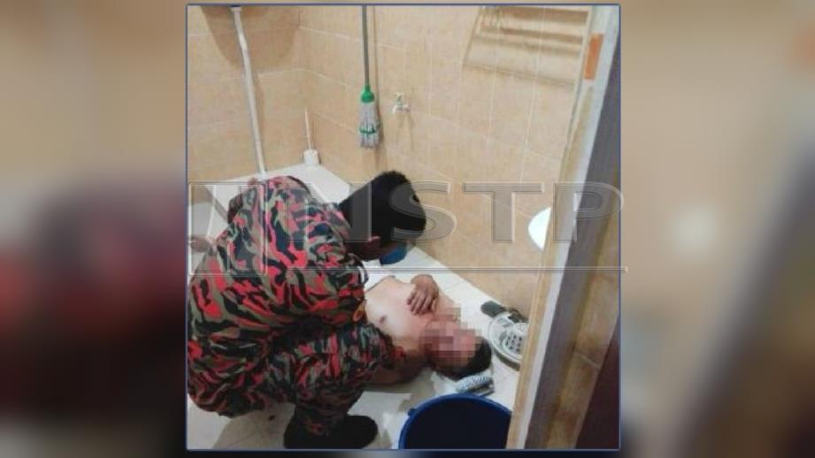 Anggota bomba membantu lelaki yang tinggal seorang diri dalam rumahnya selepas dia ditemui pengsan  dalam bilik air kediamannya. FOTO Ihsan Bomba