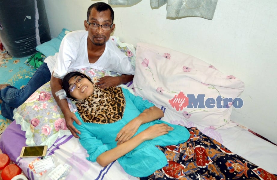 MAT Yunus bersama Siti Sarah yang terlantar akibat diserang strok pada 27 Disember tahun lalu ketika ditemui di rumah ibu saudaranya di Kampung Kubang Semang, Bukit Mertajam. FOTO Muhammad Shalaby Shahbuddin