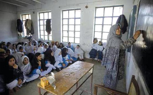 PENDUDUK Pakistan kini mula sedar untuk memberikan hak pendidikan kepada anak perempuan.