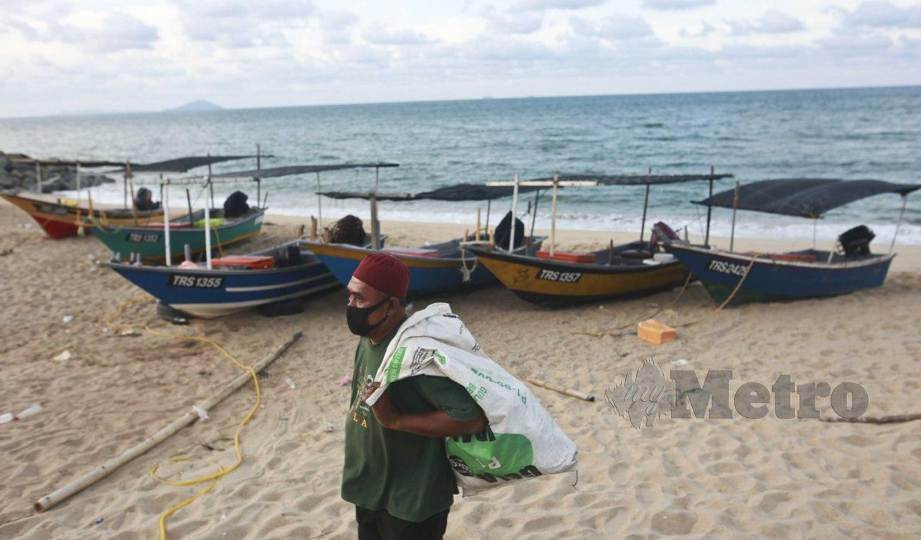 SUASANA petang di pangkalan nelayan pantai Mengabang Telipot yang lengang susulan orang ramai tidak dapat ke lokasi berkenaan untuk mendapatkan hasil laut segar. FOTO Ghazali Kori