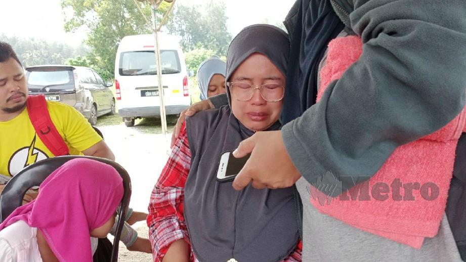  Siti Ayu menangis beberapa kali sepanjang berada di Jeti Perikanan Kemasin, Bachok ketika menunggu berita terkini suaminya yang masih belum ditemui. FOTO Nor Amalina Alias