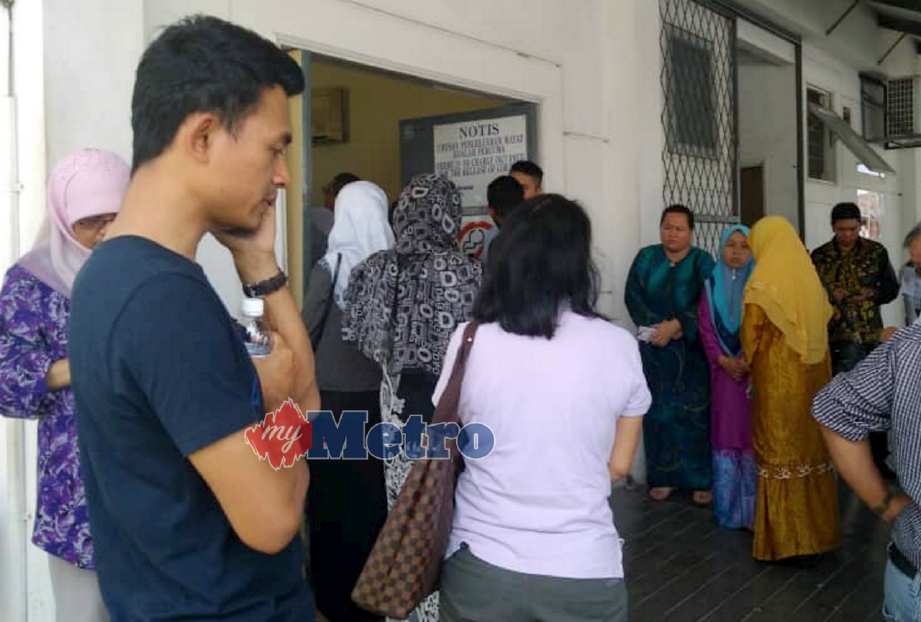 MUHAMMAD Rohaizad menunggu di luar ICU Hospital Miri. FOTO Mohd Rizal Abdullah