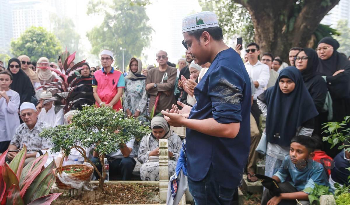 RAHMAN hadir pada pengebumian Allahyarhamah Muhaini di Tanah Perkuburan lslam Jalan Ampang. FOTO Genes Gulitah