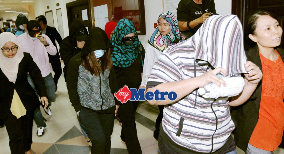 Enam penguat kuasa JIM yang dituduh atas kesalahan menerima rasuah di Mahkamah Khas Rasuah Kuching. FOTO Che Rani Che Din