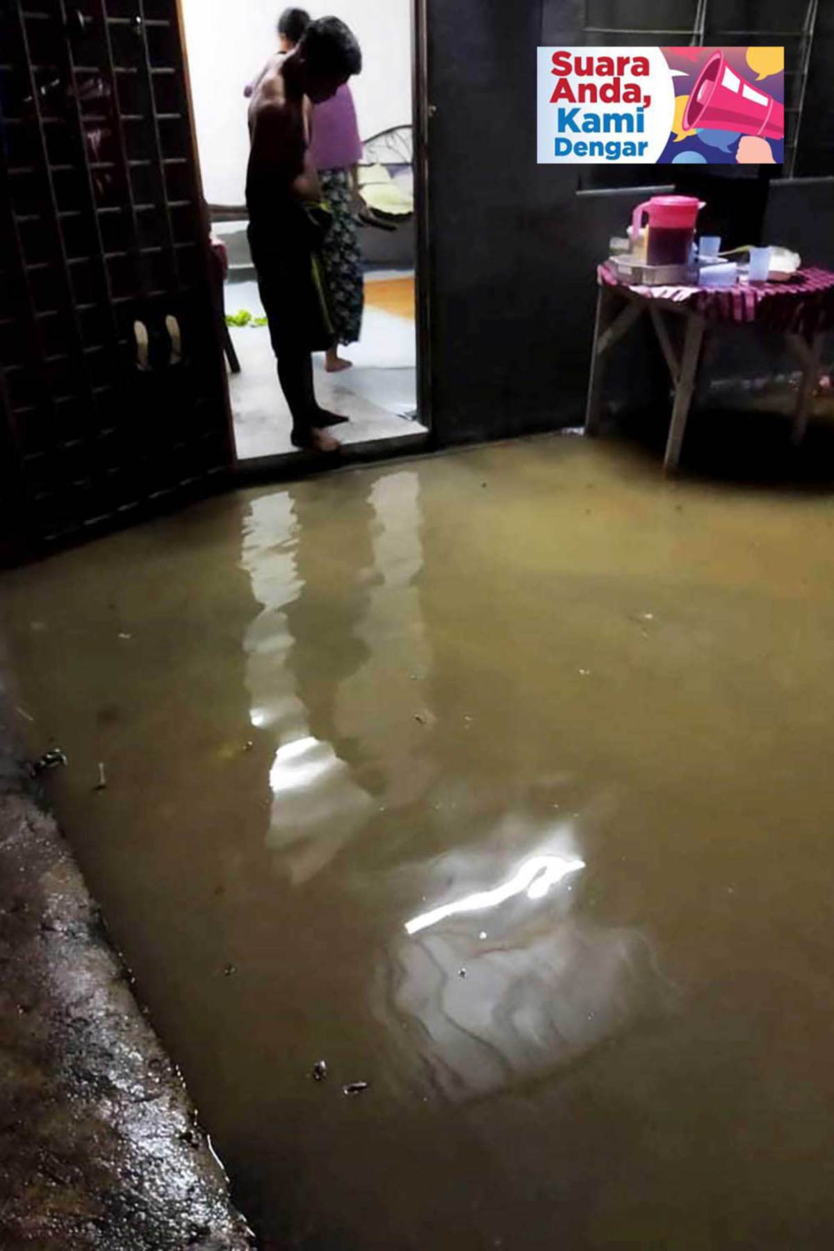 AIR banjir yang memasuki  kediaman penduduk berpunca dari air parit utama yang melimpah susulan hujan lebat akibat sistem perparitan yang tidak mampu menampung kapasiti air di Taman Bangi Indah, Bangi. FOTO Ihsan Penduduk Taman Bangi Indah