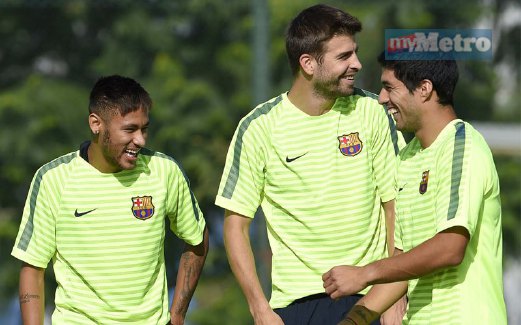 SUAREZ (kanan) bergurau bersama Gerrard Pique dan Nyemar ketika latihan menjelang pertemuan dengan Real.