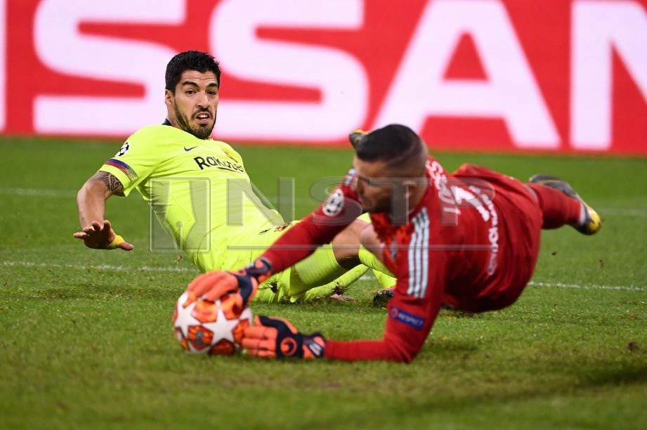 SUAREZ (kiri) gagal menewaskan Lopes di Lyon, awal pagi tadi. Suarez kini tidak menjaringkan gol dalam tempoh 25 jam bagi aksi Liga Juara-Juara. - FOTO AFP