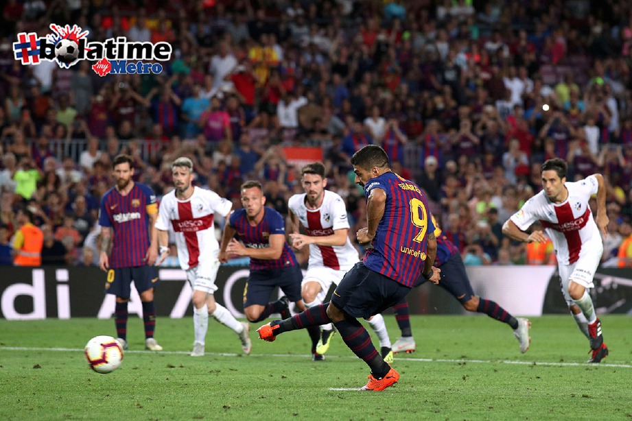 SUAREZ jaring gol kelapan Barca melalui sepakan penalti. -Foto Reuters