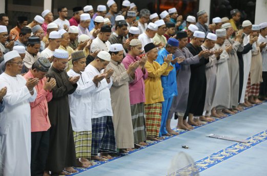 UMAT Islam menyempurnakan solat Subuh berjemaah di Masjid Jamek Bandar Baru Uda, Johor Bahru. FOTO Mohd Azren Jamaludin 