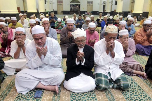 KIRA-kira 200 umat Islam mengaminkan doa yang dibaca oleh Imam Rawatib, Ustaz Zulkifli Ismail selepas mengerjakan solat Subuh berjemaah di Masjid Muhammadi, Kota Bharu. FOTO Zaman Hudi Isa