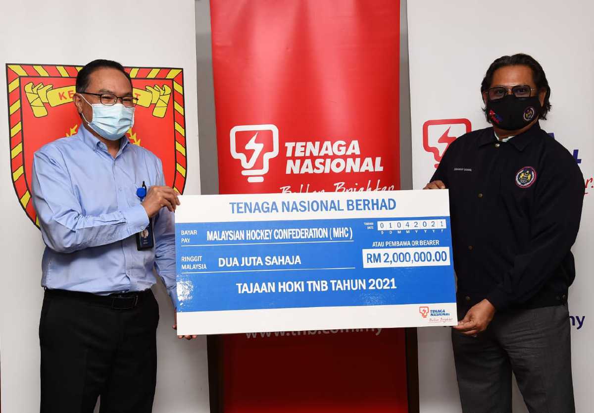 MOHAMAD Ariff (kiri) menyerahkan penajaan RM2 juta kepada Subahan. FOTO TNB