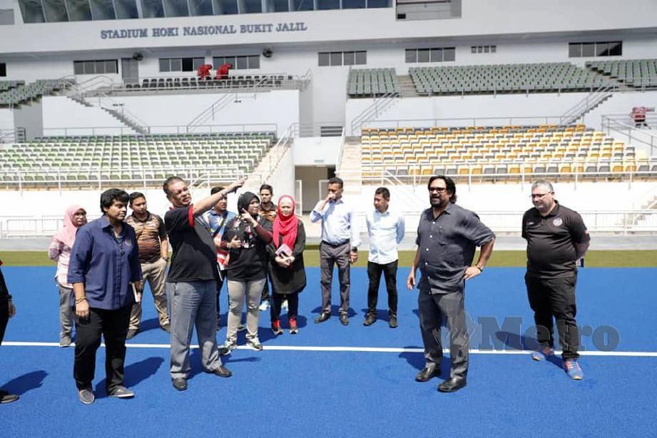 SUBAHAN (dua dari kanan) meninjau keadaan Stadium Hoki Nasional Bukit Jalil. 