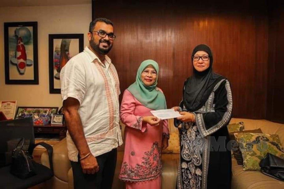 HASMAH (kanan) menerima sumbangan dari Finas yang disampaikan Subaidah (tengah) dan Mohan Rao. FOTO IHSAN HASMAH HASSAN