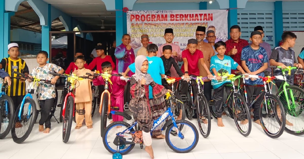 Berjaya tamat cabaran solat Subuh berjemaah, 16 kanak-kanak terima hadiah basikal