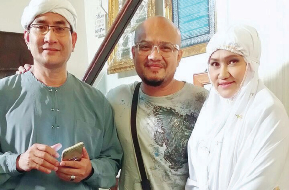 KYOLL bersama dua pelakon Panggilan Subuh, Mahmud Ali Basha (kiri) dan Sofea Shaheera.