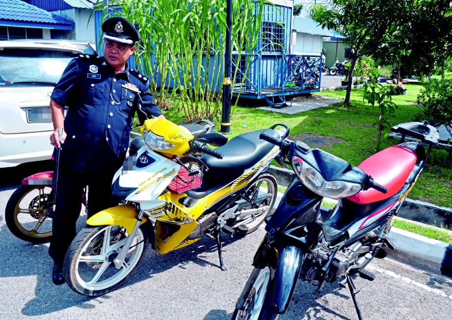  DR Abdul Aziz menunjukkan motosikal digunakan suspek pada sidang media, semalam.