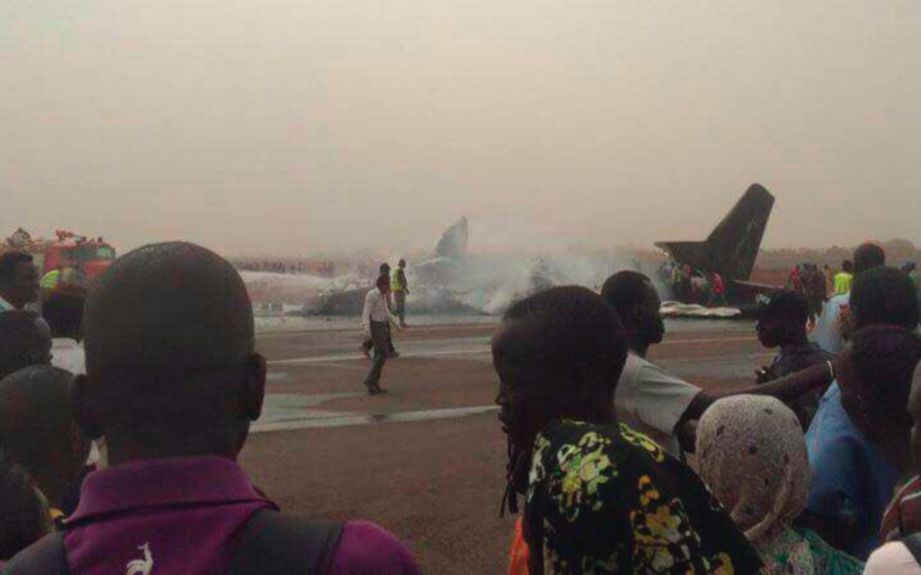 Pesawat milk South Supreme Airliner itu terhempas di Lapangan Terbang Wau. FOTO FB Bull Maliik