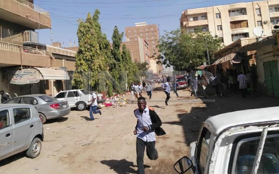 (Gambar fail) Rakyat Sudan yang berdemonstrasi bertempiaran lari apabila pihak berkuasa melepaskan tembakan gas pemedih mata. FOTO AFP