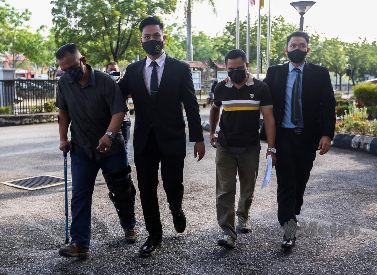 SUFIAN Hadi (kiri) dan Shahrul dihadapkan ke Mahkamah Sesyen Seremban atas pertuduhan menipu dengan menyamar sebagai pegawai imigresen untuk menerima rasuah RM500 daripada majikan warga asing lima tahun lalu. FOTO Azrul Edham Mohd Aminuddin
