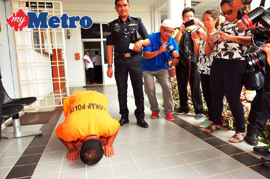 Pembantu warden yang ditahan bagi membantu siasatan kematian Mohamad Thaqif  sujud syukur selepas dibebaskan dengan jaminan bon mahkamah sebanyak RM20,000 di Mahkamah Majistret, Kota Tinggi. FOTO Zulkarnain Ahmad Tajuddin