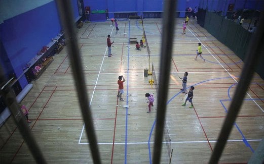 PELAJAR berlatih badminton di sekolah sukan Shichahai di Beijing.
